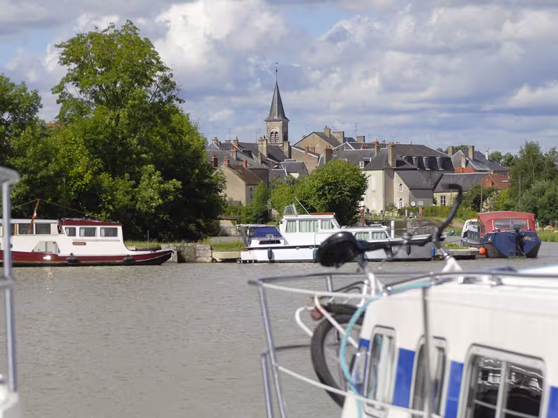 Sur le port de Châtillon-en-Bazois sur le canal du Nivernais