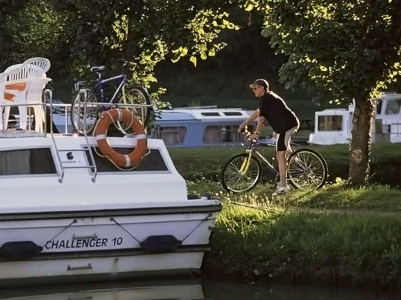 Vélo et Bateau de plaisance sur le port de Châtillon-en-Bazois