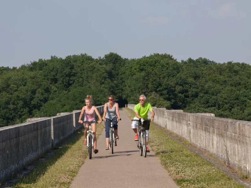 A vélo sur la voie verte sur le pont de Ruffec 