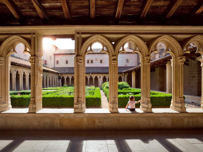 Le cloître de l'abbaye bénédictine de Charlieu