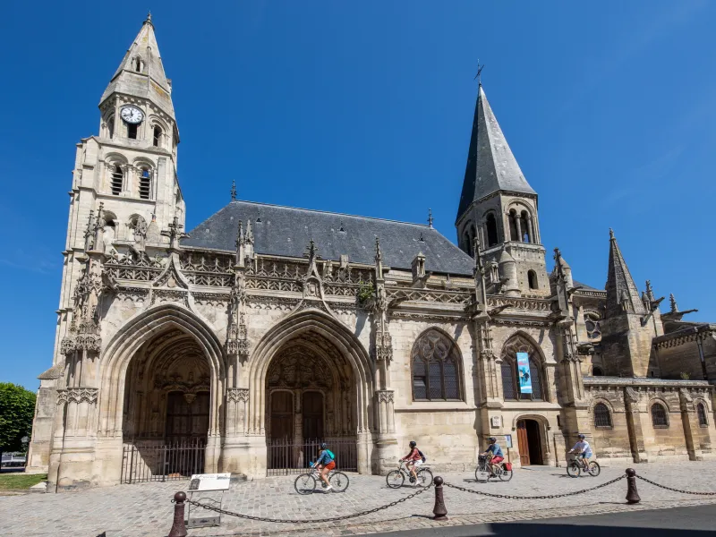 Cyclistes devant le collégiale Notre-Dame à Poissy