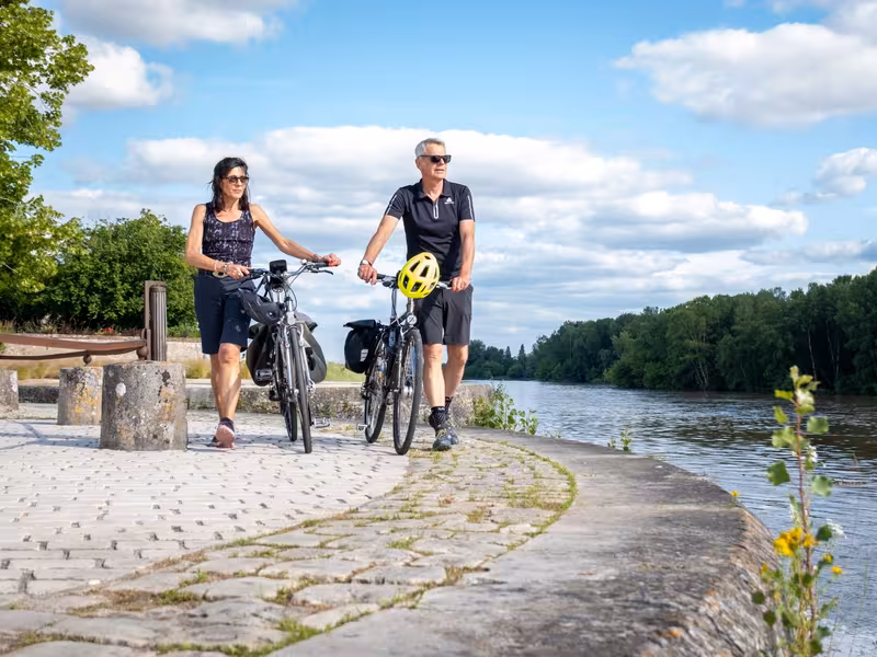 Balade de deux cyclistes sur les berges du canal d'Orléans
