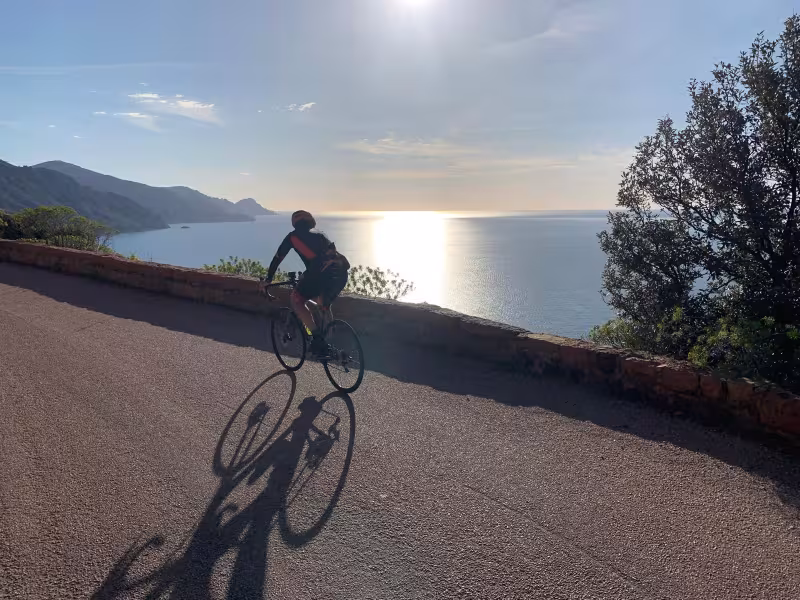 Cycliste sur la GT20 près de Porto