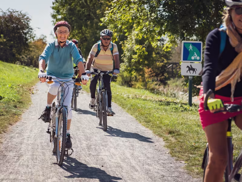 Couple à vélo non loin du Couesnon