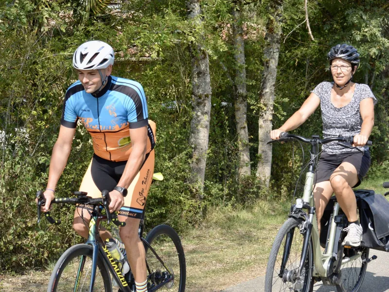 Couple de cyclistes dans la Vallée de la Baïse à vélo