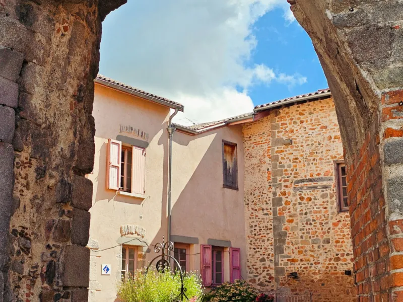 Cour du prieuré clunisien de Pouilly les Feurs