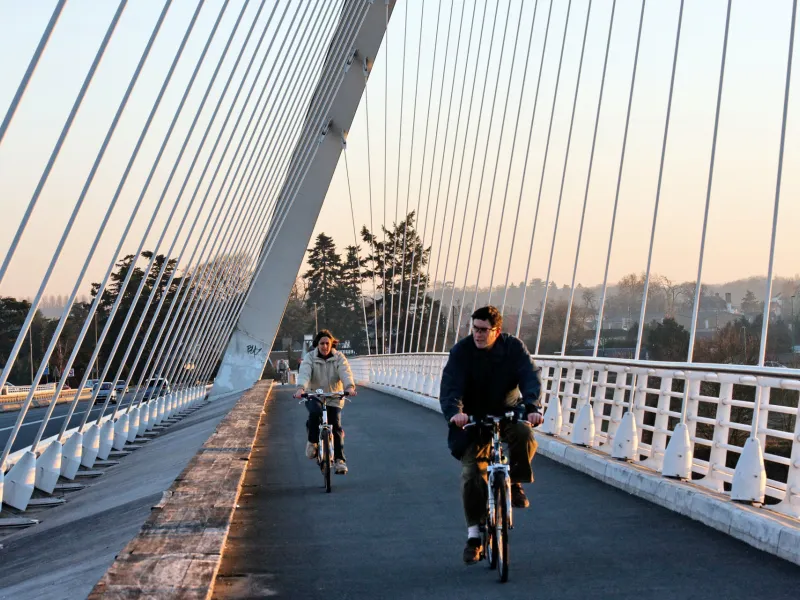 Cyclistes sur le Pont de l'Europe - La Loire à vélo