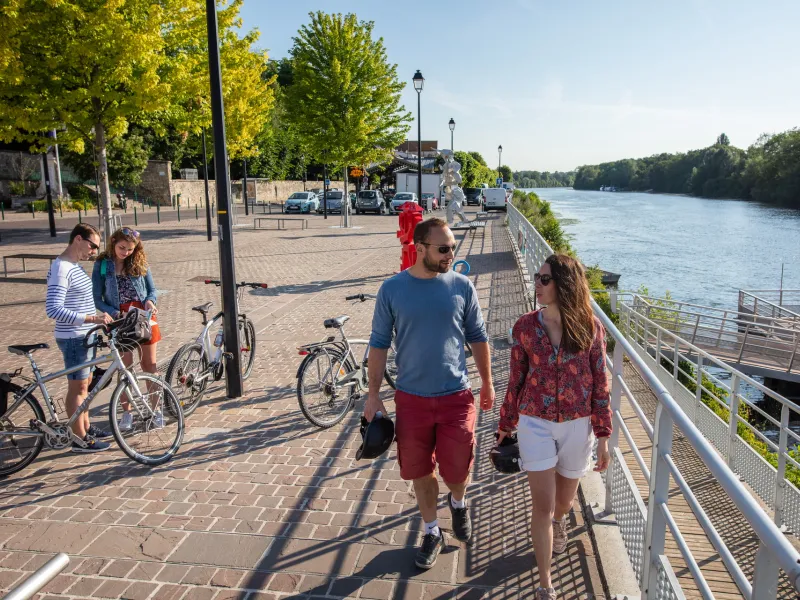 Cyclistes sur les quais de Seine à Andrésy
