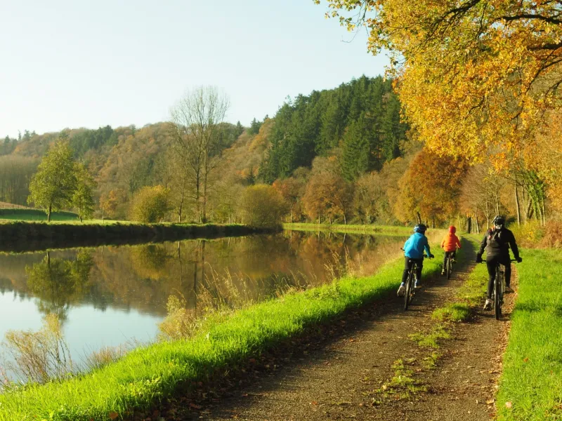 Famille à vélo sur le canal de Nantes à Brest entre Chateaulin et Chateauneuf-du-Faou