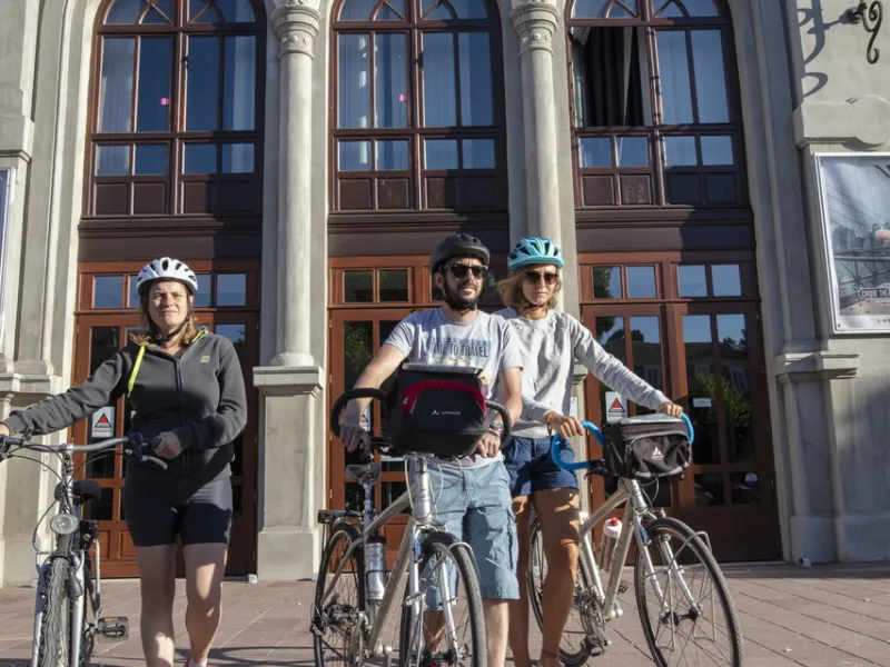 Cyclistes devant le cirque théâtre d'Elbeuf