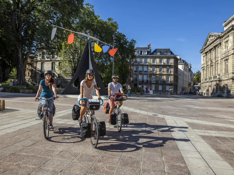 Cyclistes sur la place du musée des Beaux Arts à Rouen