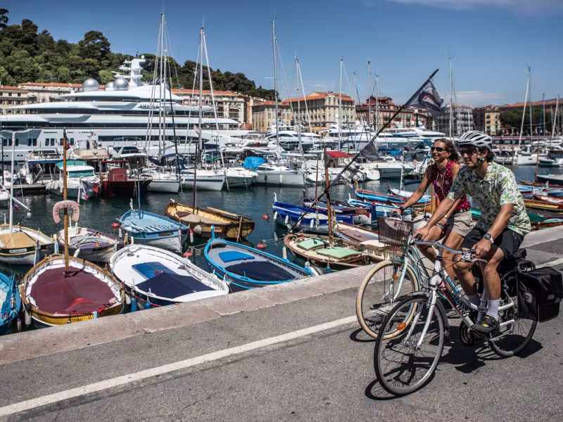 Cyclistes sur le port de Nice