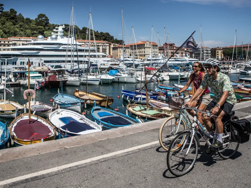 Cyclistes sur le port de Nice