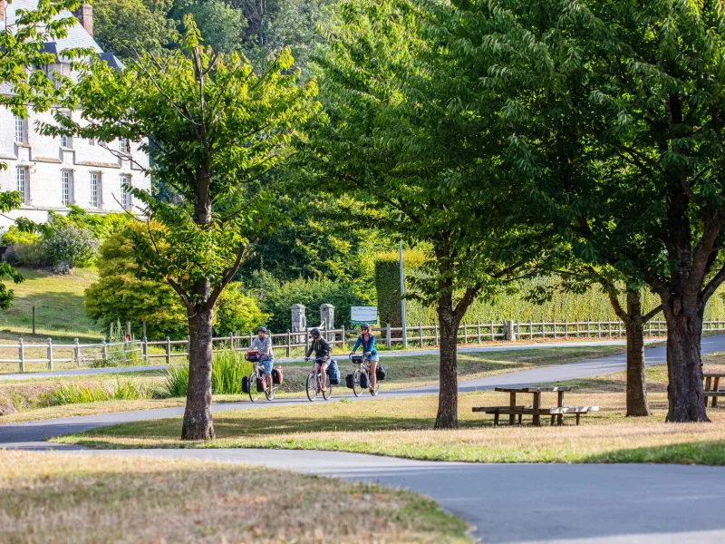 Cyclistes sur l'aire de repos de Rives-sur-Seine