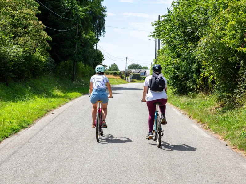 Cyclistes sur la véloroute des Thermes