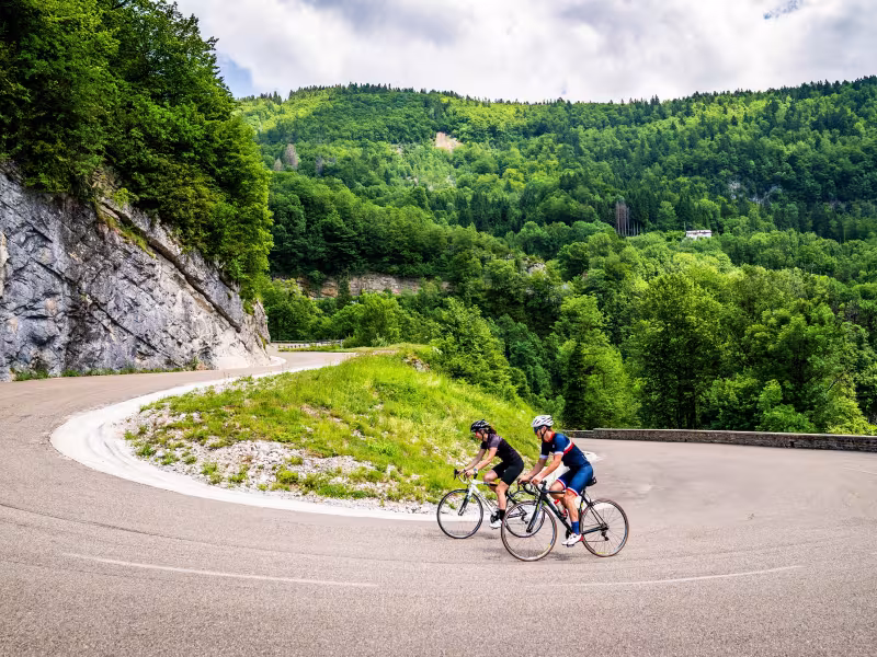 Cyclos dans les Lacets de Septmoncel