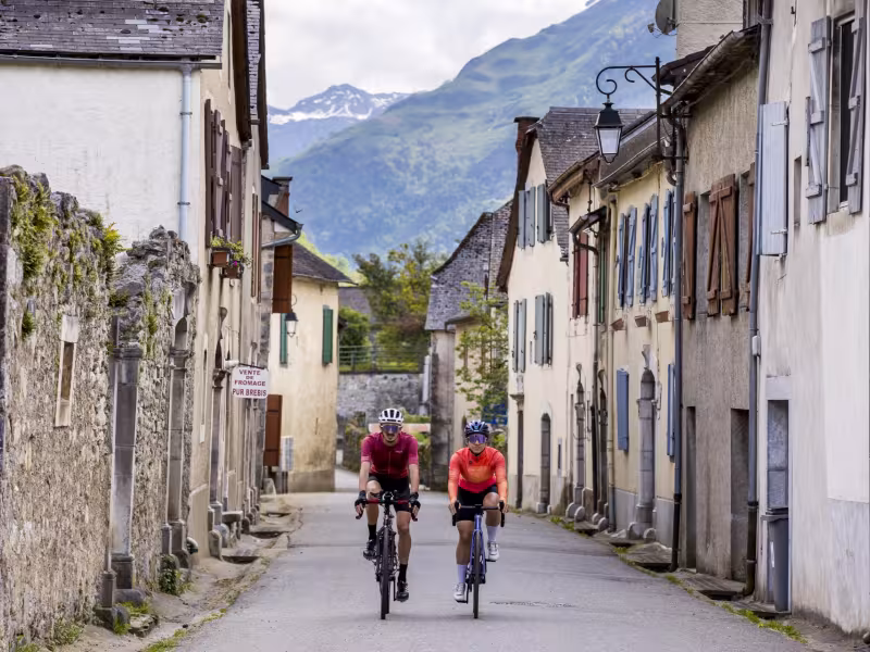 Cyclotouristes à Louvie-Juzon