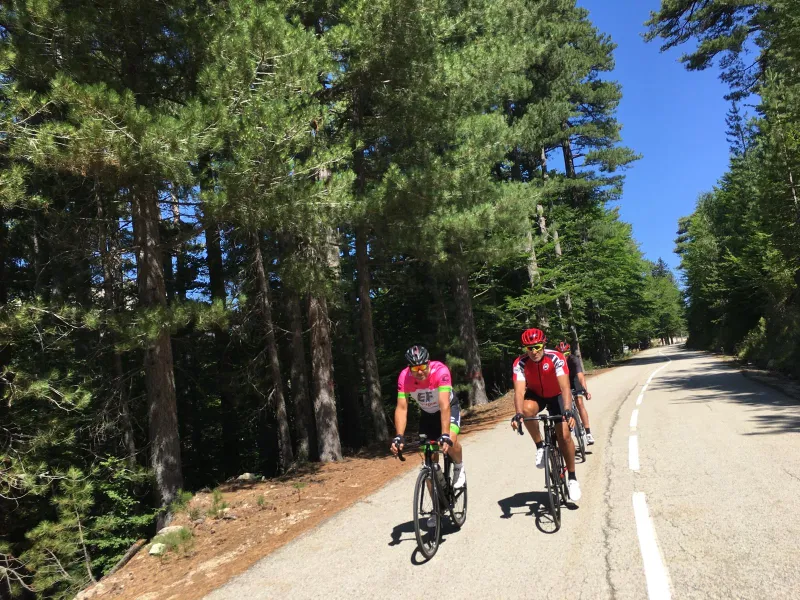 Cyclistes dans la descente du col de Verde
