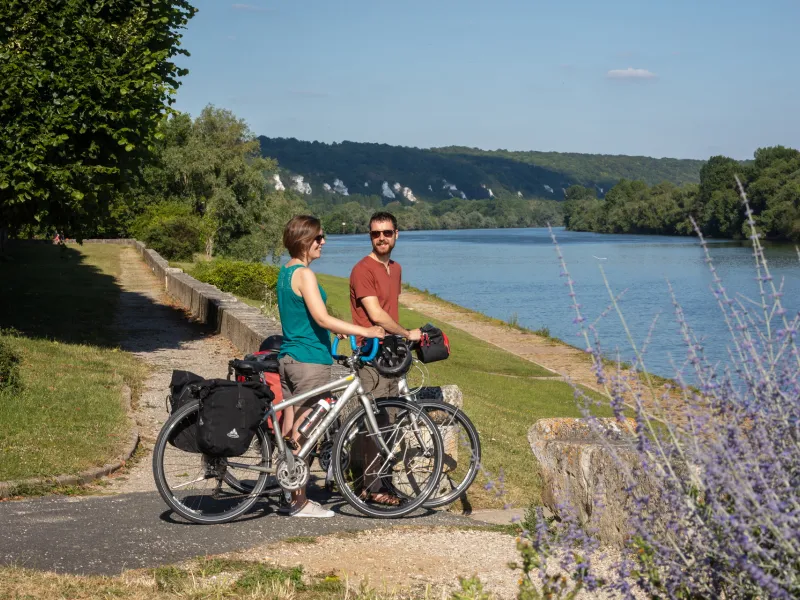 Devant la devant La Seine à vélo à la Roche-Guyon