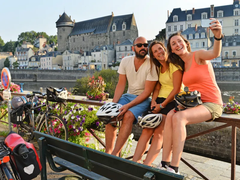 Photo devant le Château de Laval - La Vélo Francette