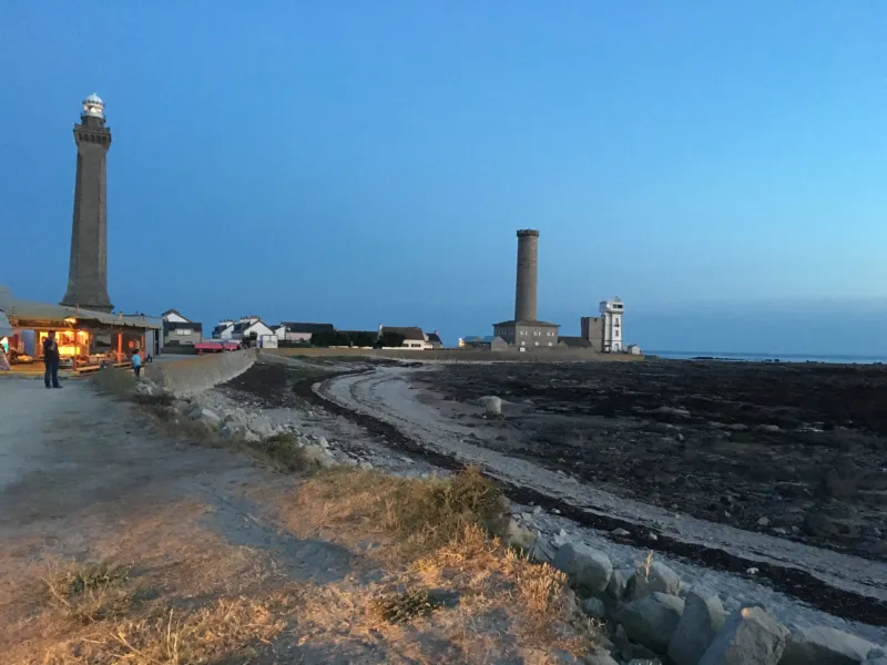 Le phare d'Eckmühl à la tombée de la nuit
