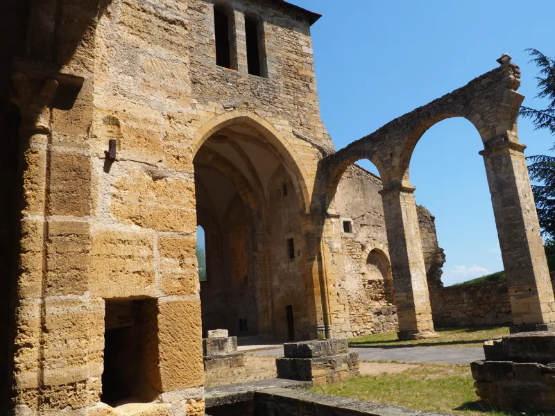 Porche de l'ancienne église Notre-Dame de Vertaizon