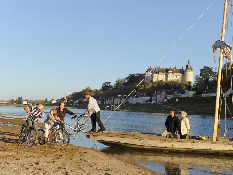 Embarquement pour une balade en bateau avec les vélos - Chaumont sur Loire