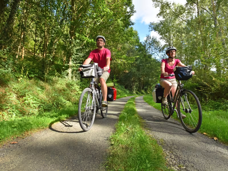 En couple à vélo en Sarthe