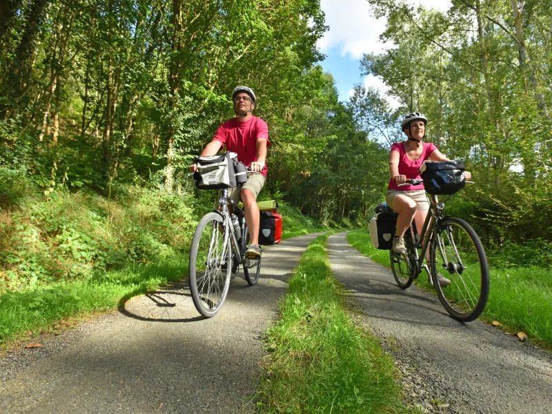 En couple à vélo en Sarthe