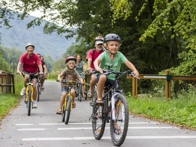 Enfants sur la Meuse à vélo vers Fumay - Voie verte Trans-Ardennes