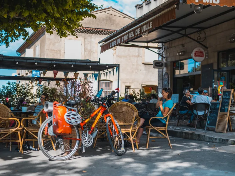 Au café en terrasse à Forcalquier