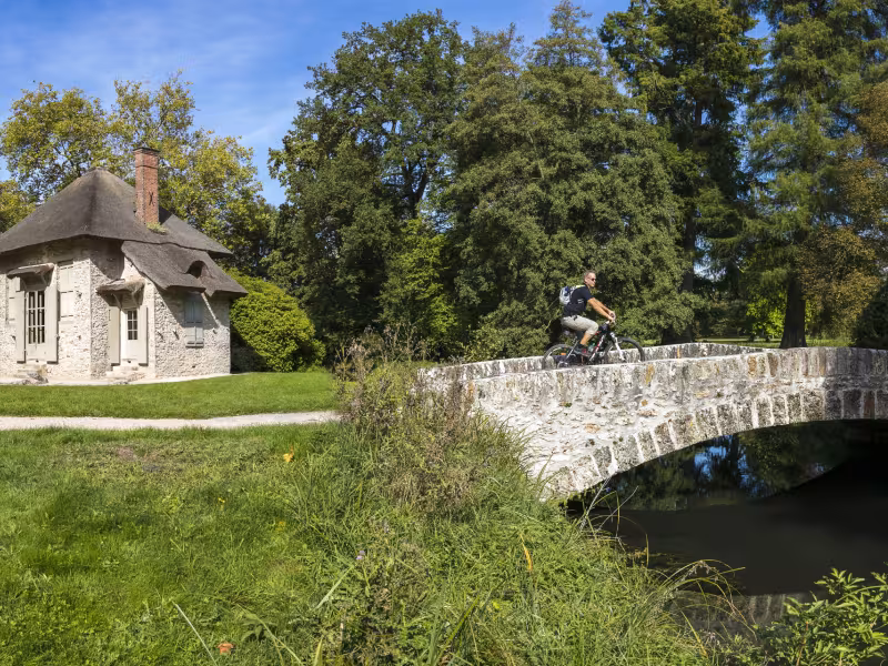 Traversée d'un vieux pont à vélo dans la forêt de Rambouillet