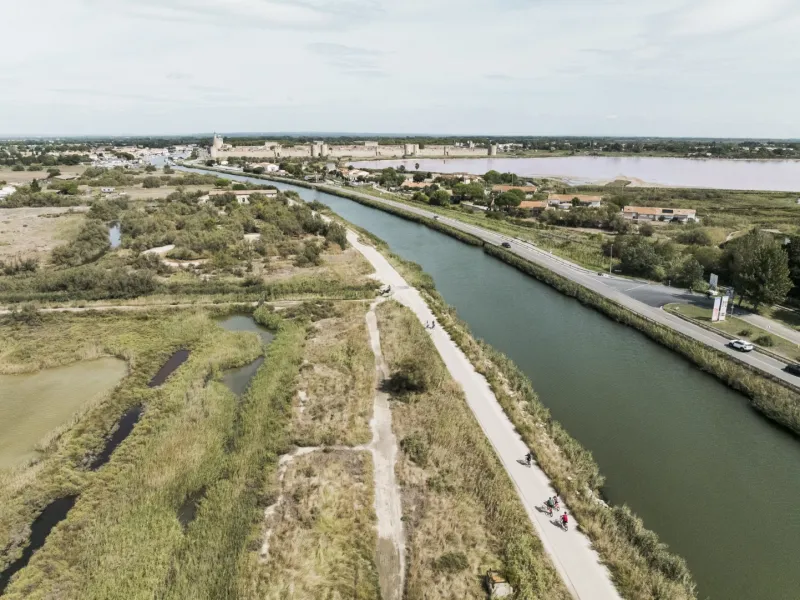Voie verte ViaRhôna à travers les salins à Aigues-Mortes