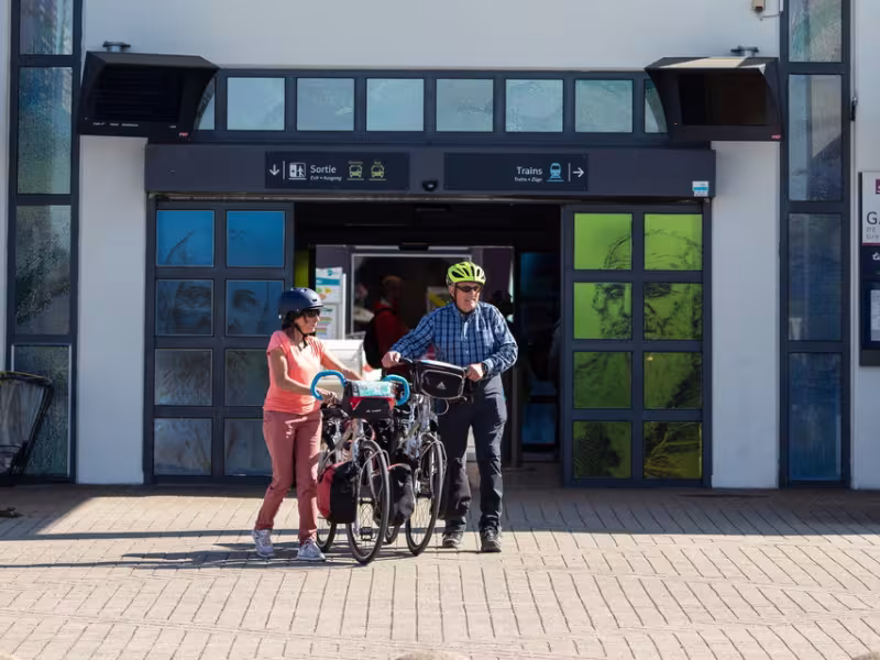 Cyclistes sortant de la gare SNCF de Vernon-Giverny