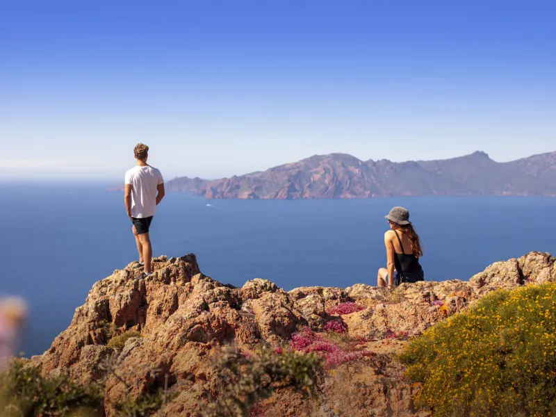Randonneurs devant le golfe de Porto
