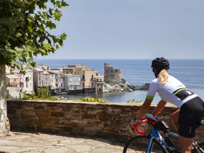 Cycliste féminine à Erbalunga