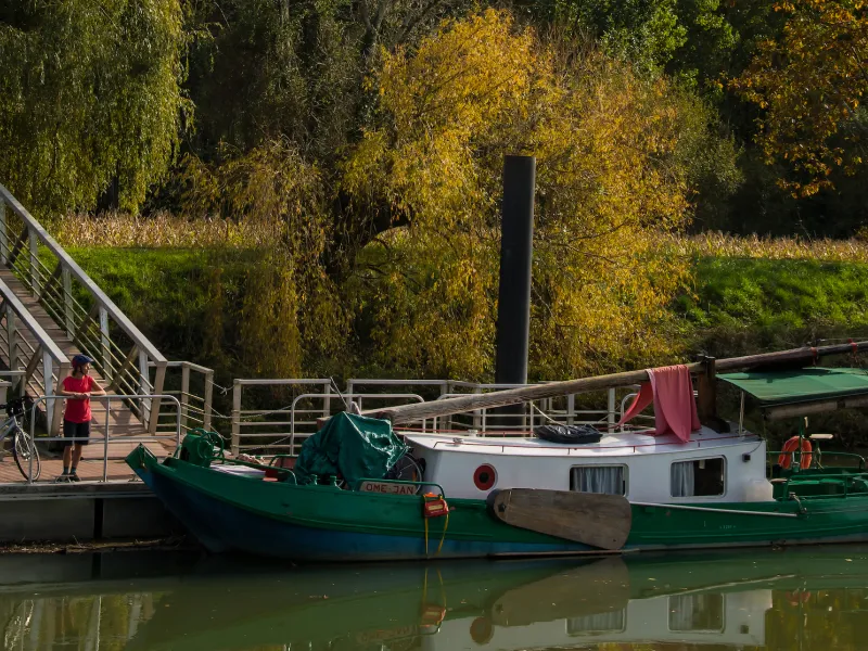Pénichette à l'amarrage à Guiche