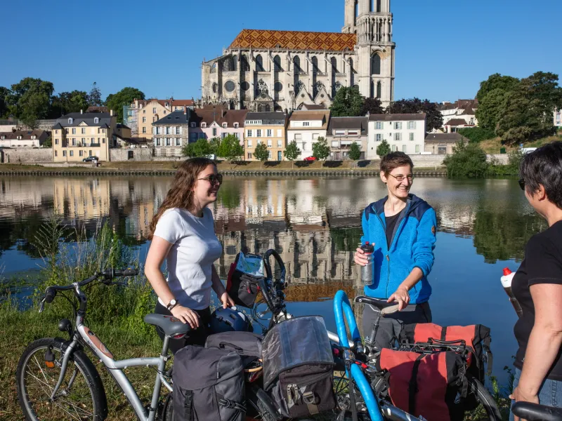 Halte devant la collégiale de Mantes-la-Jolie