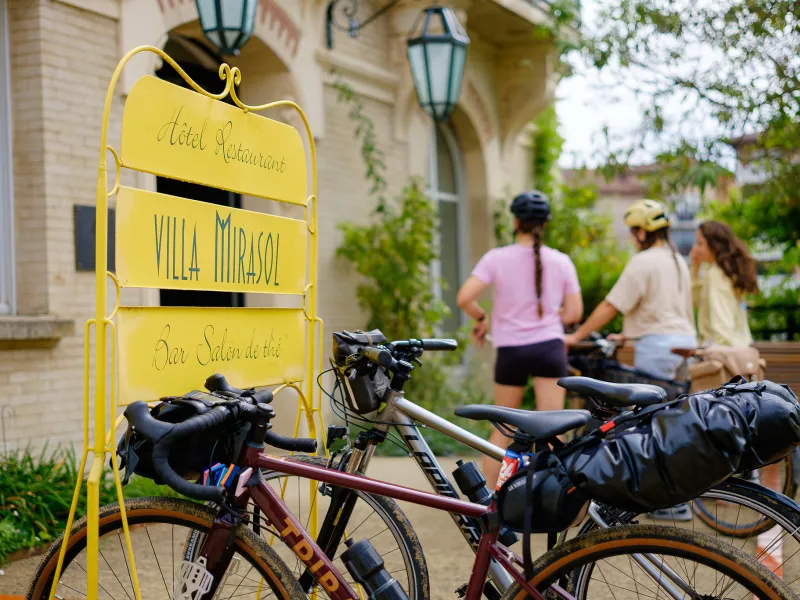 Cyclistes devant l'hôtel Accueil Vélo Marisol 
