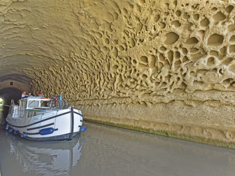 Bateau dans le tunnel de Malpas sur le Canal du Midi