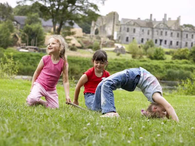 Jeux d'enfants dans la Nature à Gouarec