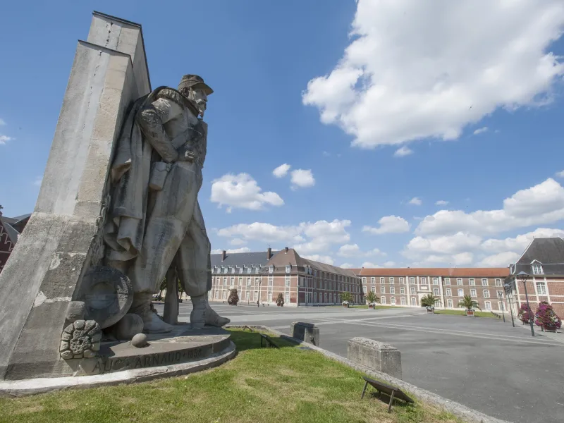 La statue de l’artilleur domine la Place d’Armes