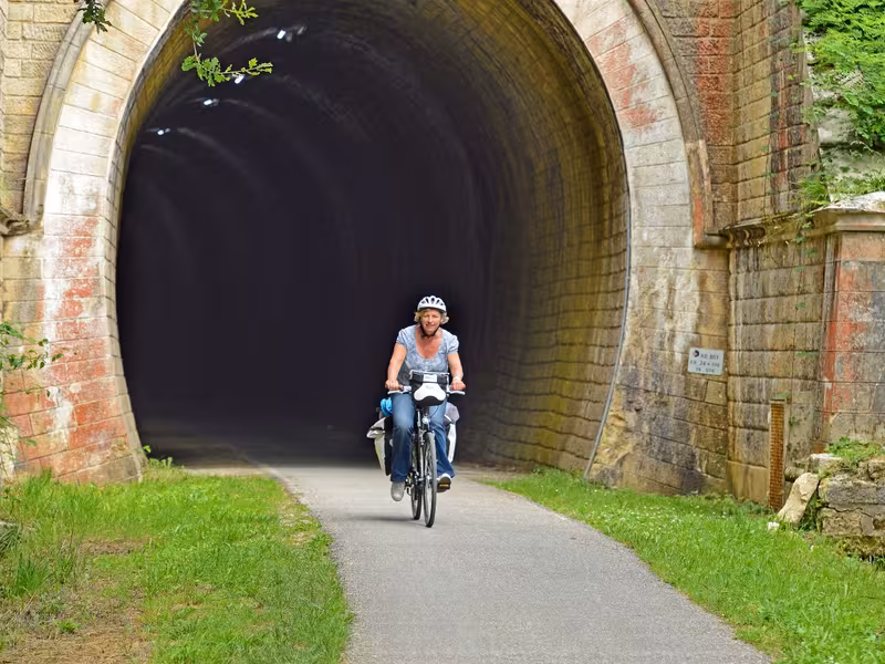 Passage d'un tunnel sur la piste cyclable Roger Lapébie