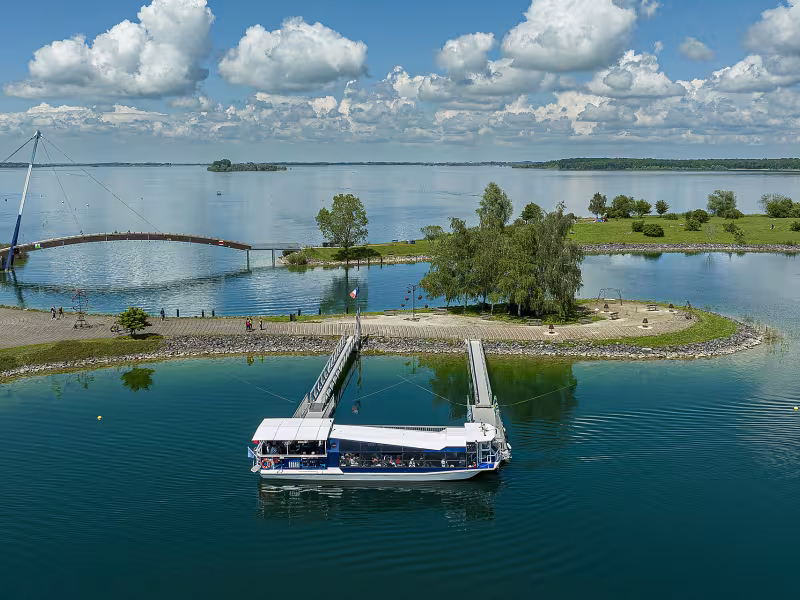Embarcadère sur le lac du der