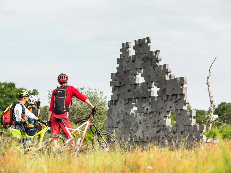 Land Art en pierres de Volvic - GTMC VTT