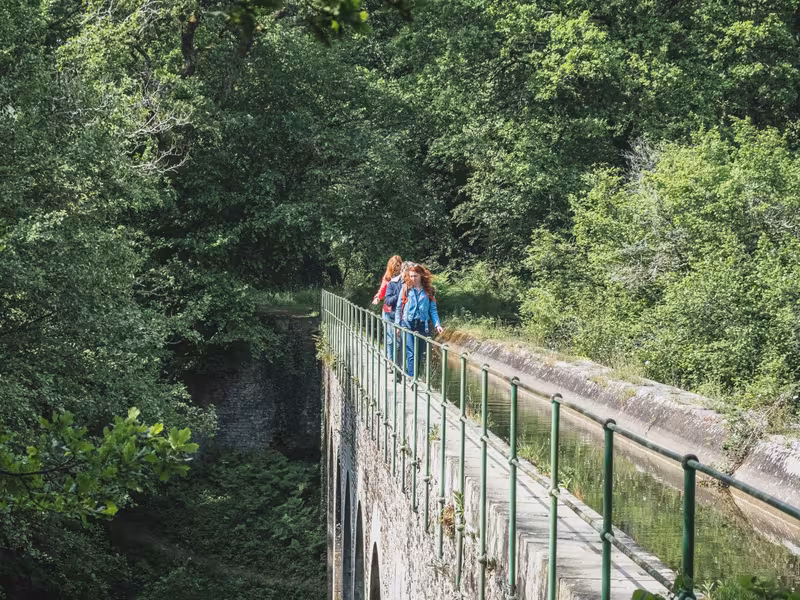 Cycliste sur les arcades de Nort-sur-Erdre