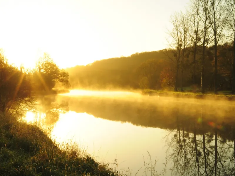 Lever de soleil sur le canal de Nantes à Brest