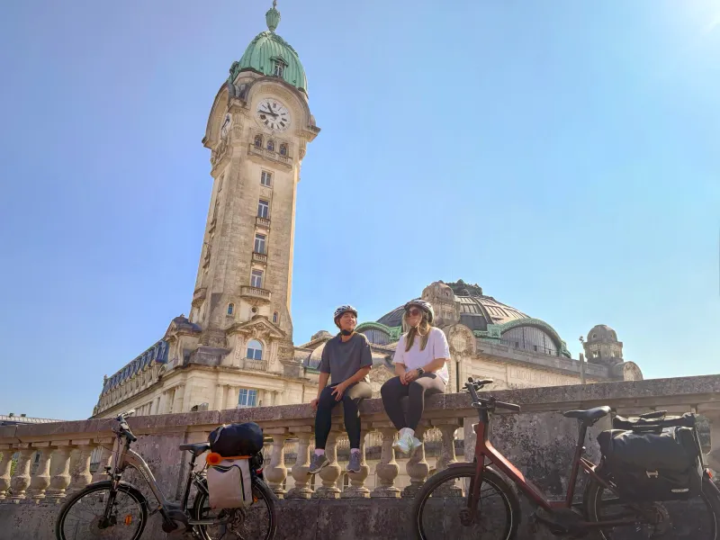 Cyclistes devant la gare des Bénédictins à Limoges