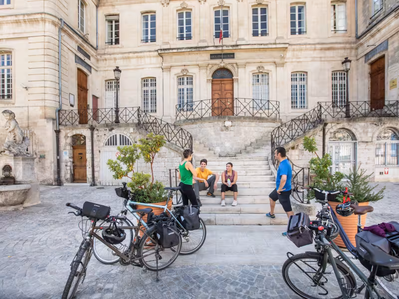 Mairie d'Apt sur La Méditerranée à vélo