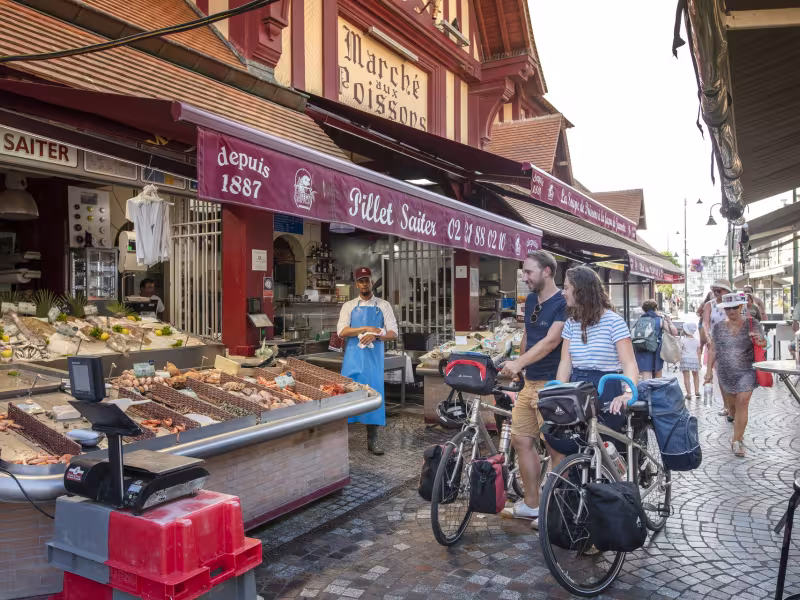 Cyclistes au marché aux Poissons de Trouville-sur-Mer